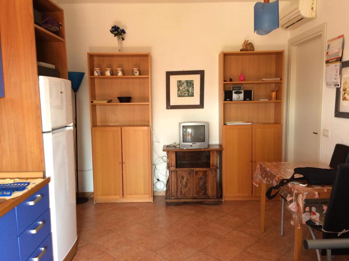 Airport Sunset Haven: Sea View, Pool & Access Apartment