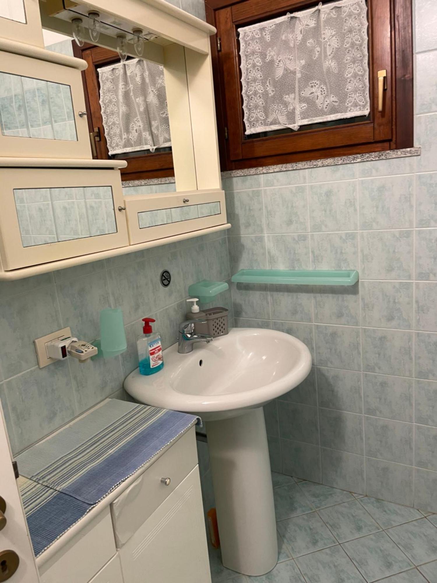Airport Sunset Haven: Sea View, Pool & Access *