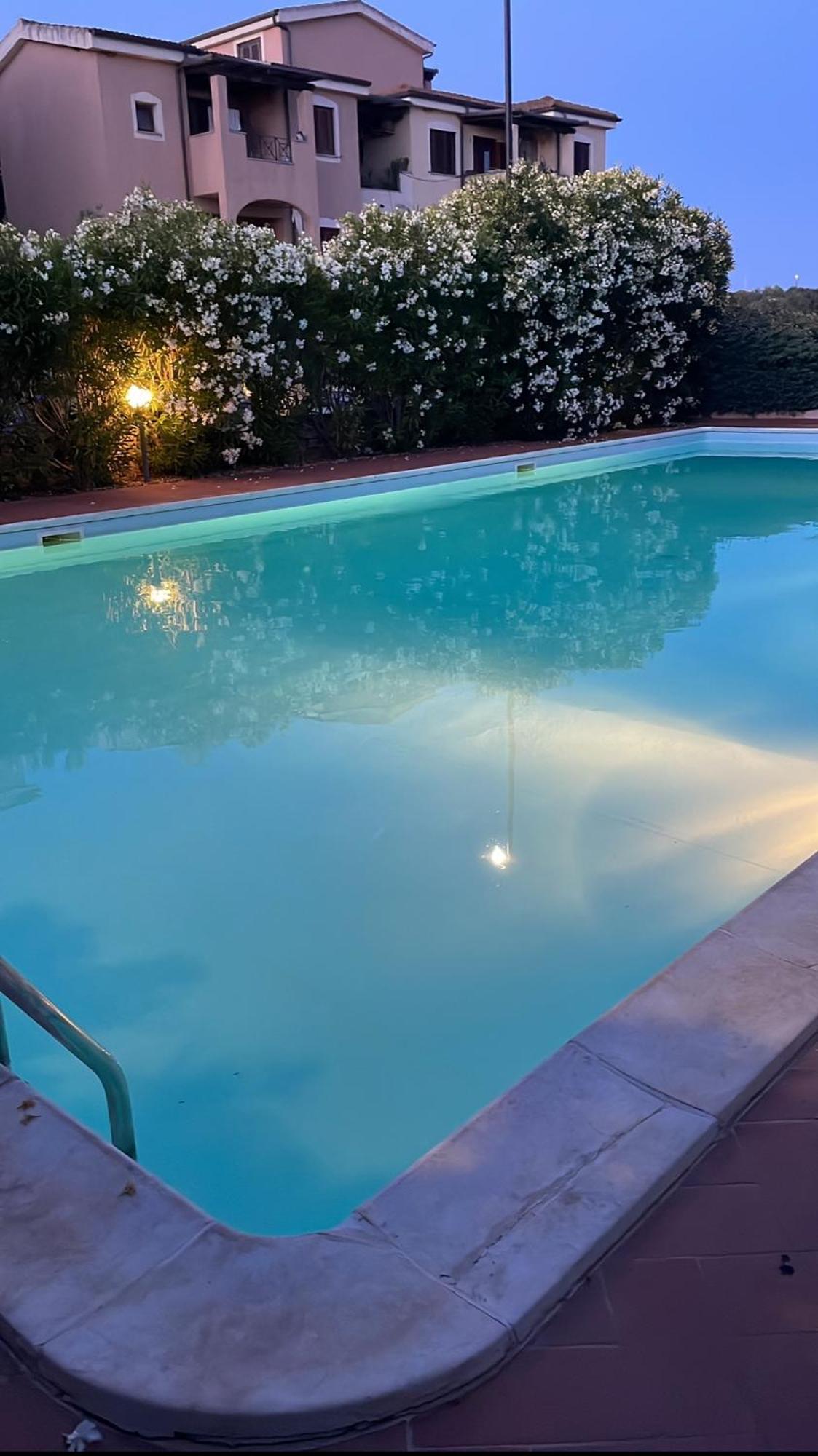 Airport Sunset Haven: Sea View, Pool & Access Apartment